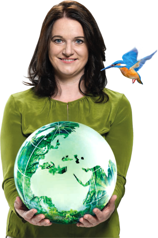 Stefanie Rud, CEO Stefanie Rud hält eine Weltkugel in ihren Händen, über ihrer linken Schulter ist ein Eisvogel.