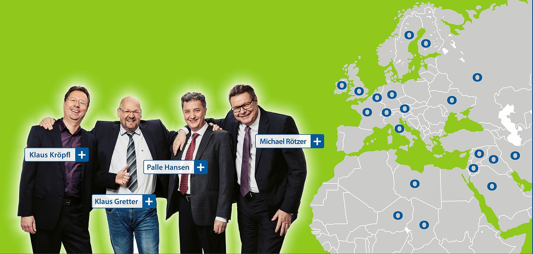 In der Grafik sind links die Vertriebsmitarbeiter Klaus Kröpfl, Klaus Gretter, Palle Hansen und Michael Rötzer. Rechts neben ihnen befindet sich eine Karte von Europa, Nordafrika und Vorderasien, wo die Standorte der Anlagen mit blauen Ortner O‘s markiert sind.